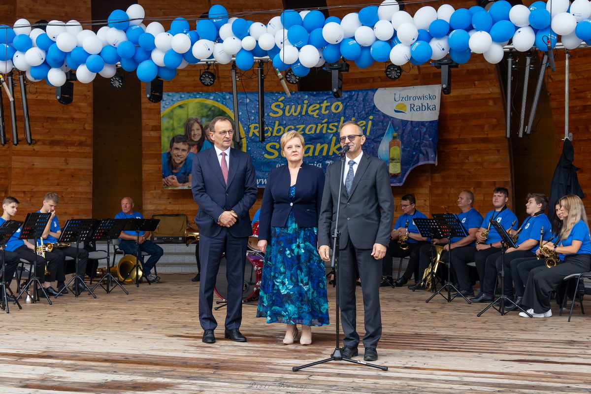 Burmistrz Rabki Leszek Świder na scenie.