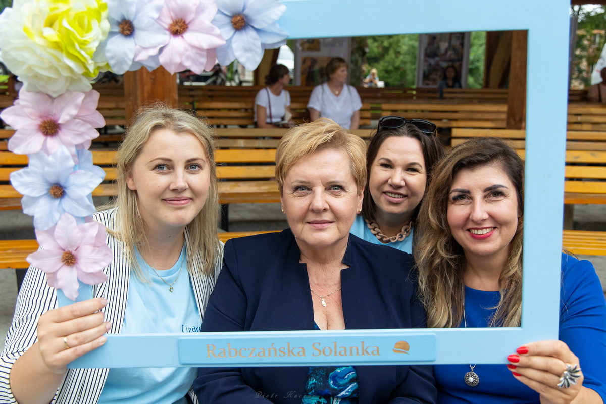 4 panie trzymają ramkę z napisem Rabczańska Solanka.