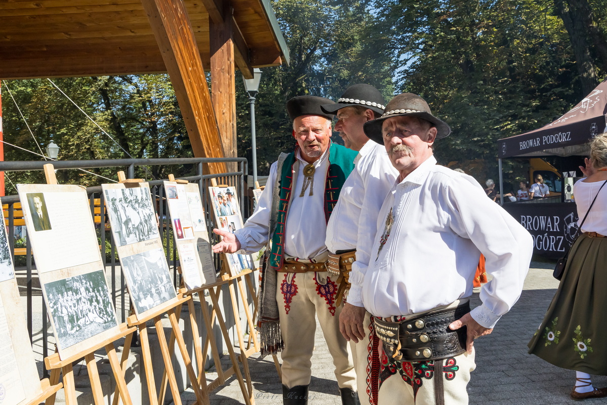 Członkowie związku w góralskich strojach przy wystawie