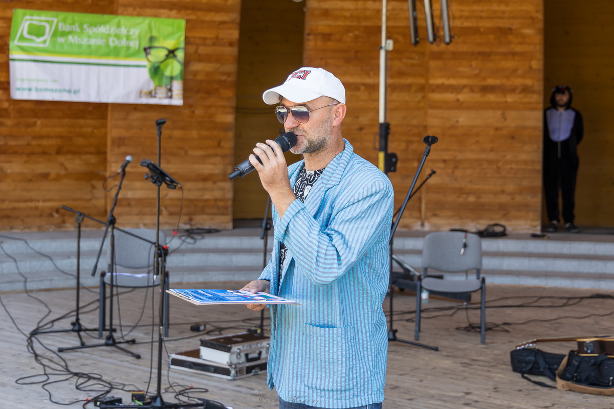 Dyrektor centrum kultury Bolesław Bara na scenie.