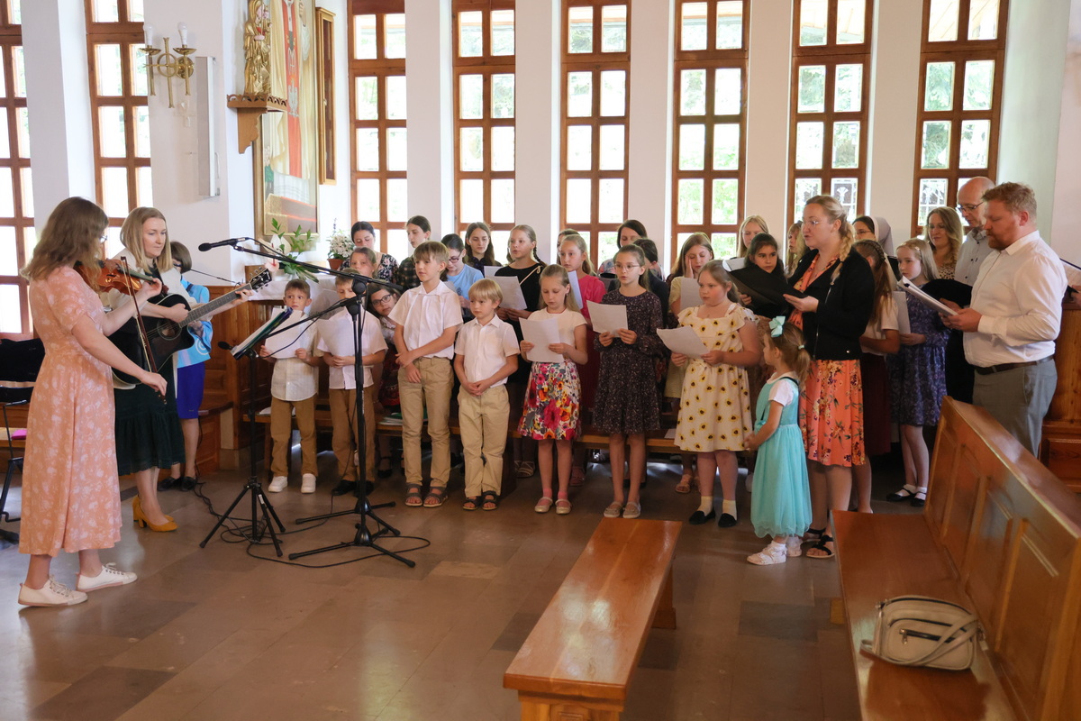 schola śpiewająca w kościele.