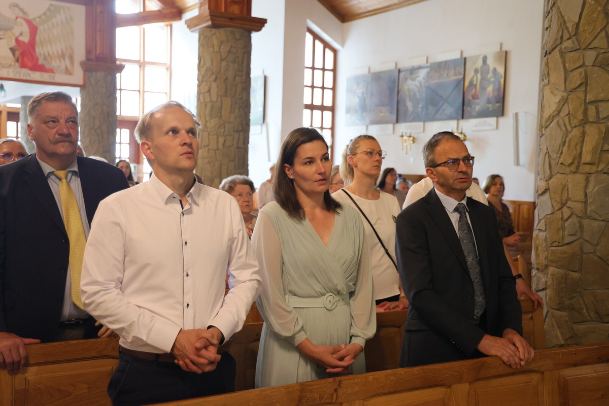 W kościelnej ławce burmistrz Rabki i małżeństwo organizatorów  marszu.