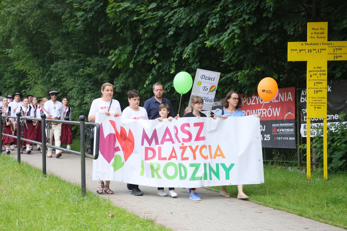 Transparent niesiony przez pierwszych uczestników marszu. Napis Marsz dla życia i rodziny