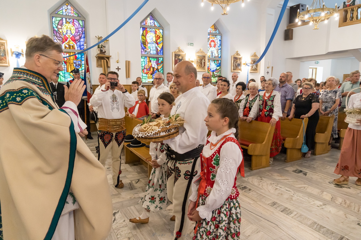 W kościele procesja darów.