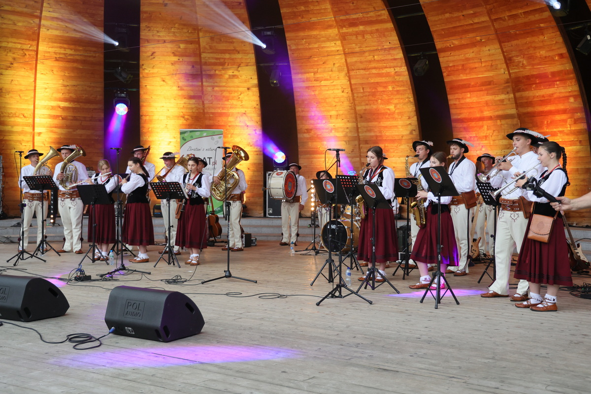 Na scenie orkiestra dęta OSP Tęczyn. Muzycy ubrani w góralskie stroje.