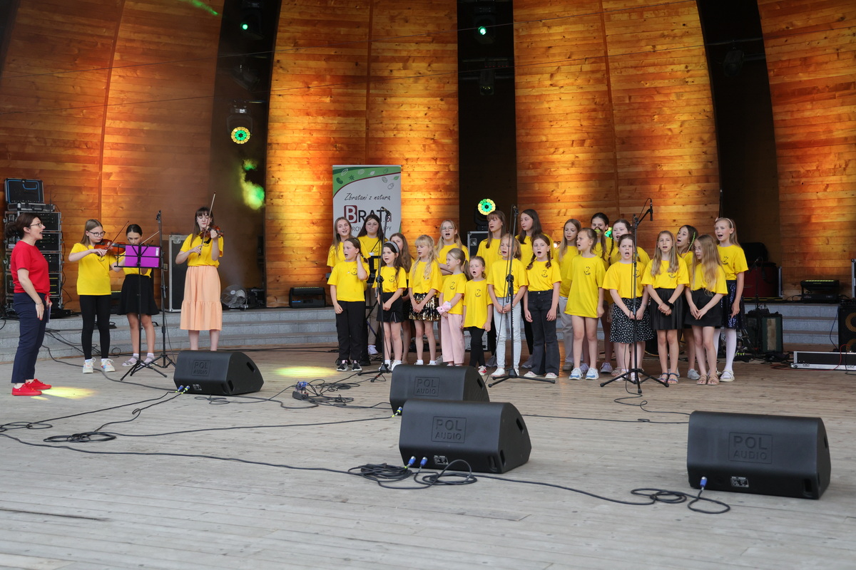 Na scenie schola StaAllegro ze Skawy. Ubrani w żółte koszulki.