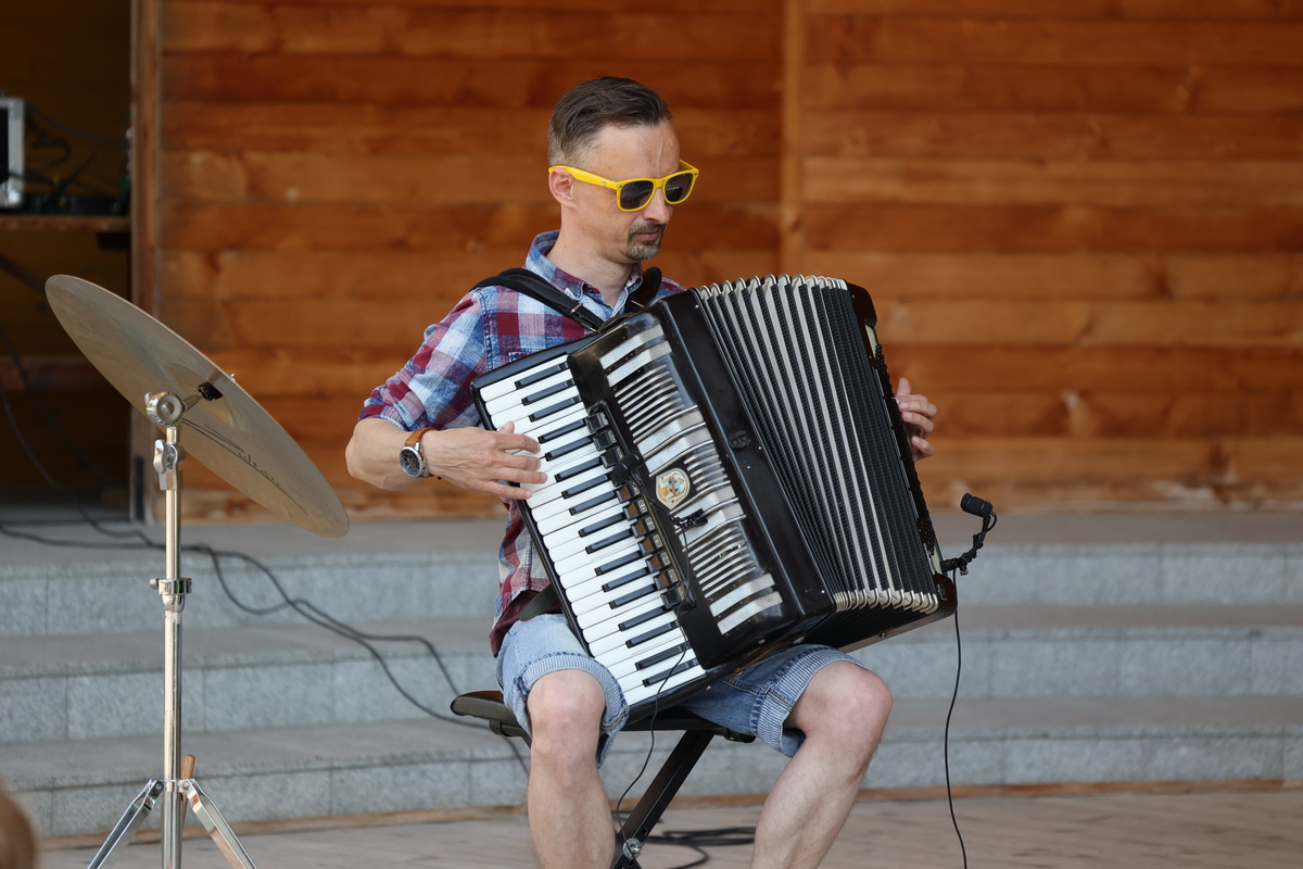 Akordeonista w ciemnych okularach.