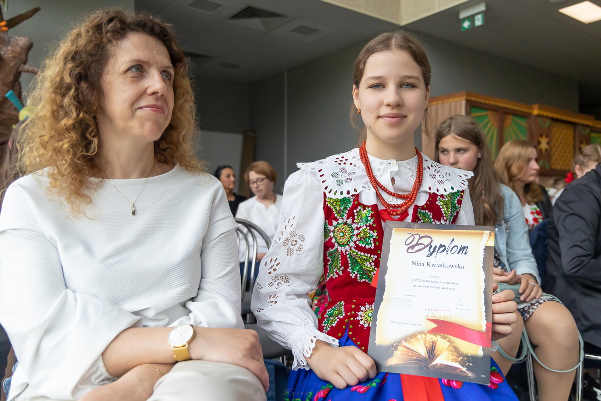 Laureatka w stroju góralskim ze swoją mamą.