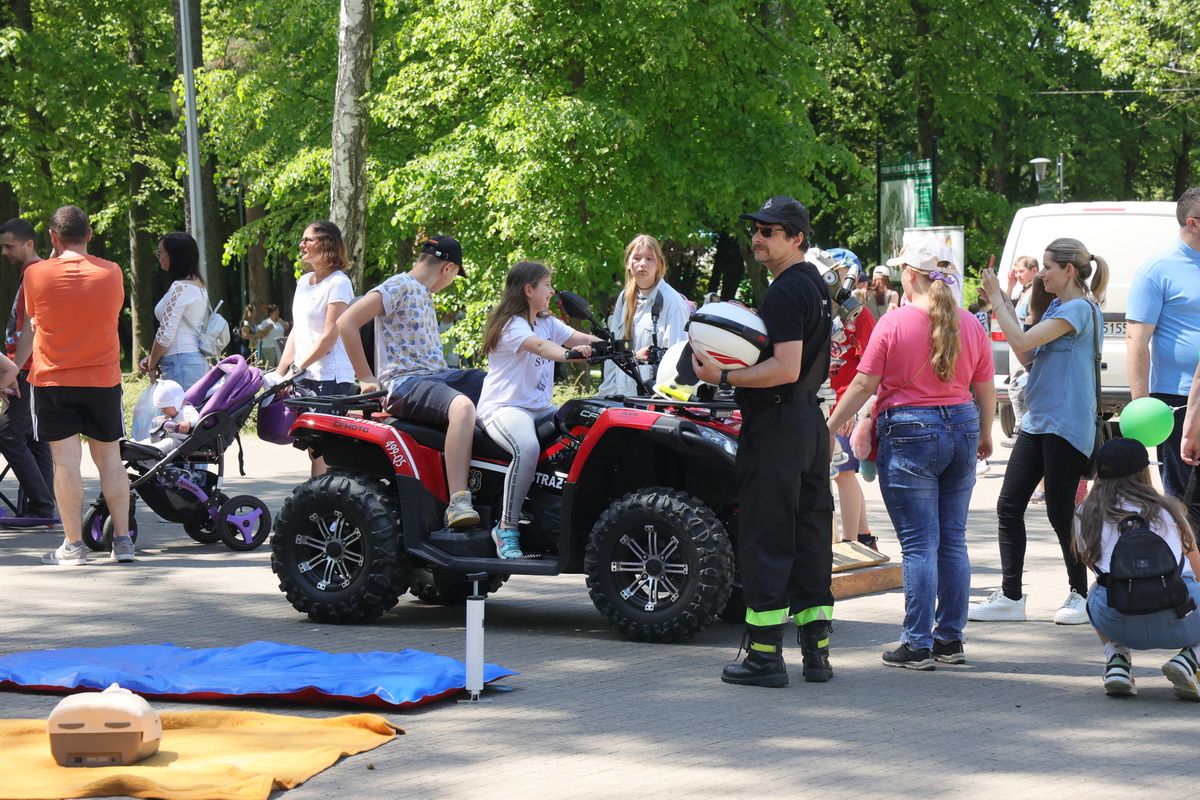 Dzieci wokół i na quadzie straży pożarnej.