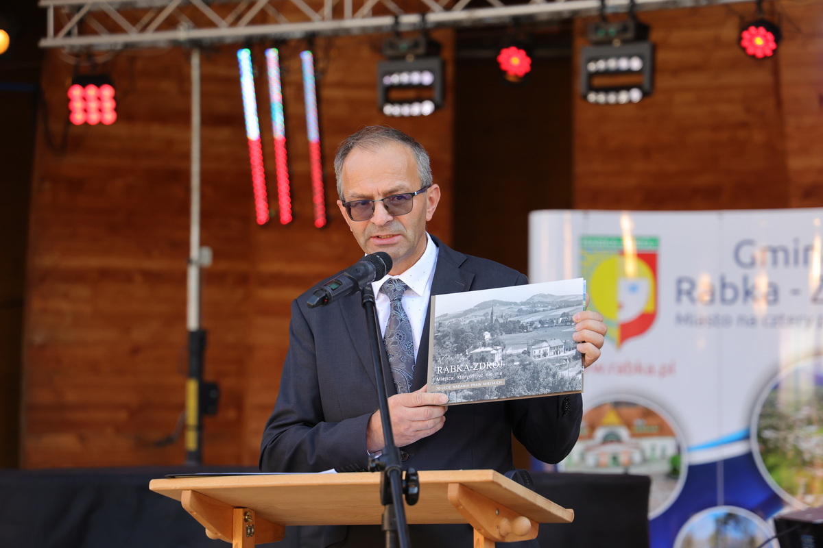 Burmistrz Leszek Świder pokazuje album o Rabce.