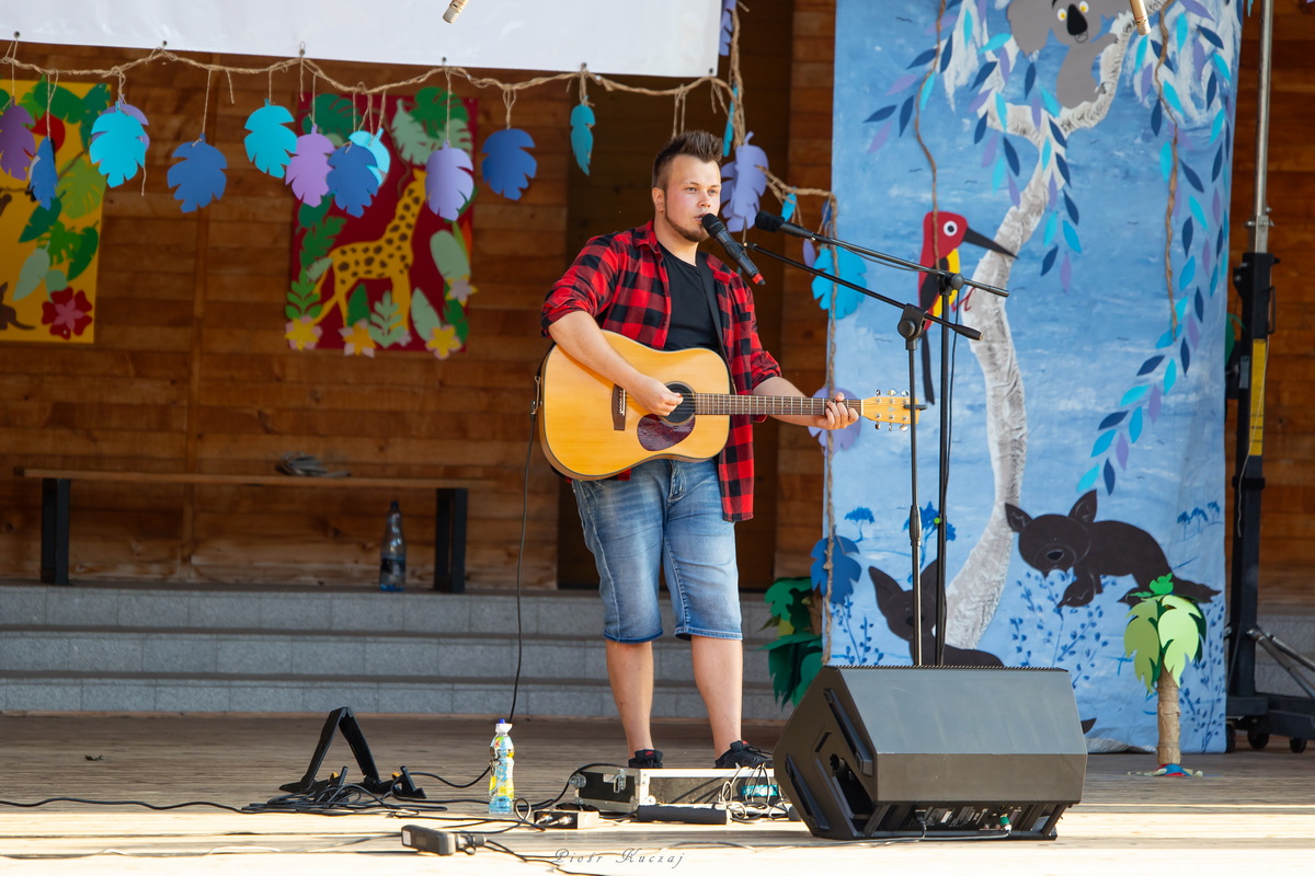 Bogdan Świerczek z gitarą.