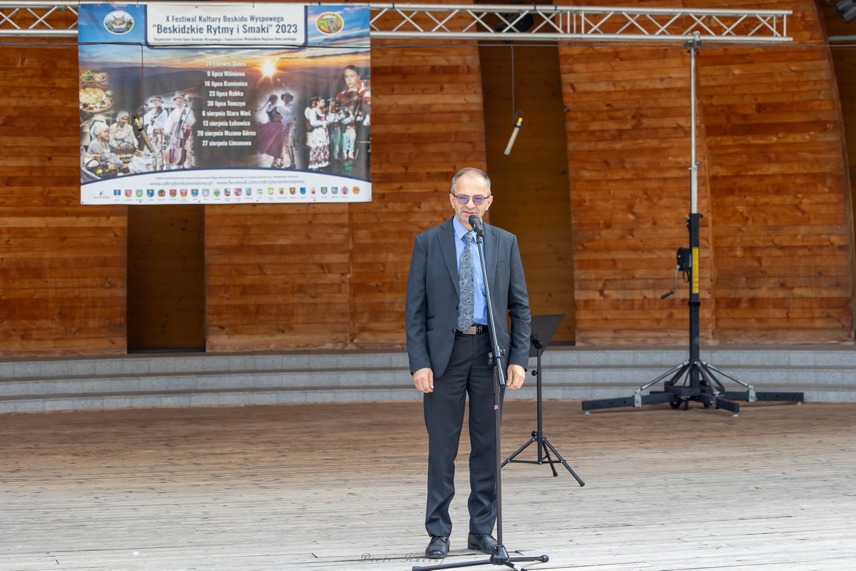 Burmistrz Rabki-Zdroju przemawia na scenie