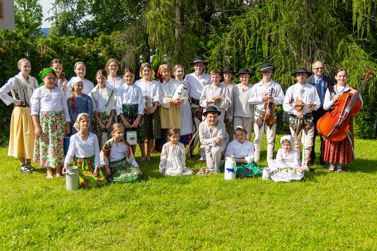 Zespół góralski na trawie. Zdjęcie zbiorowe.