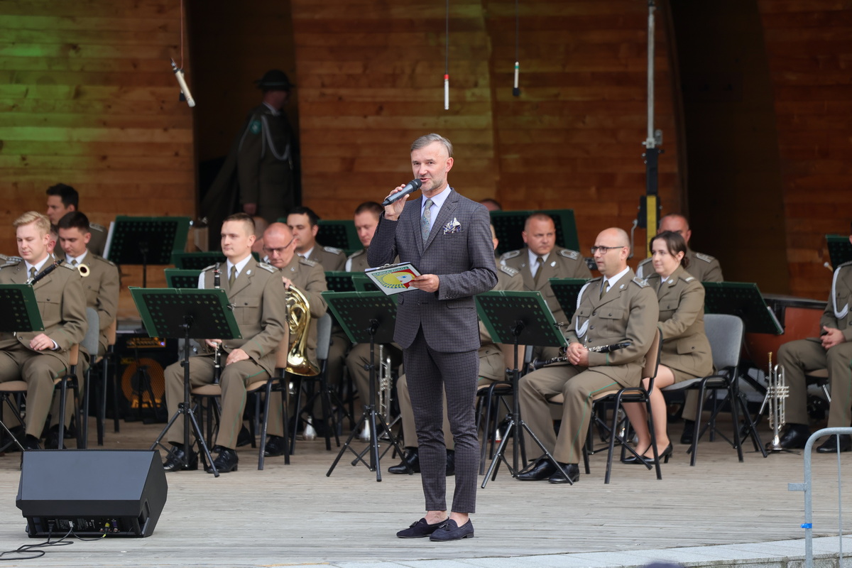 Dyrektor centrum kultury zapowiada występ.