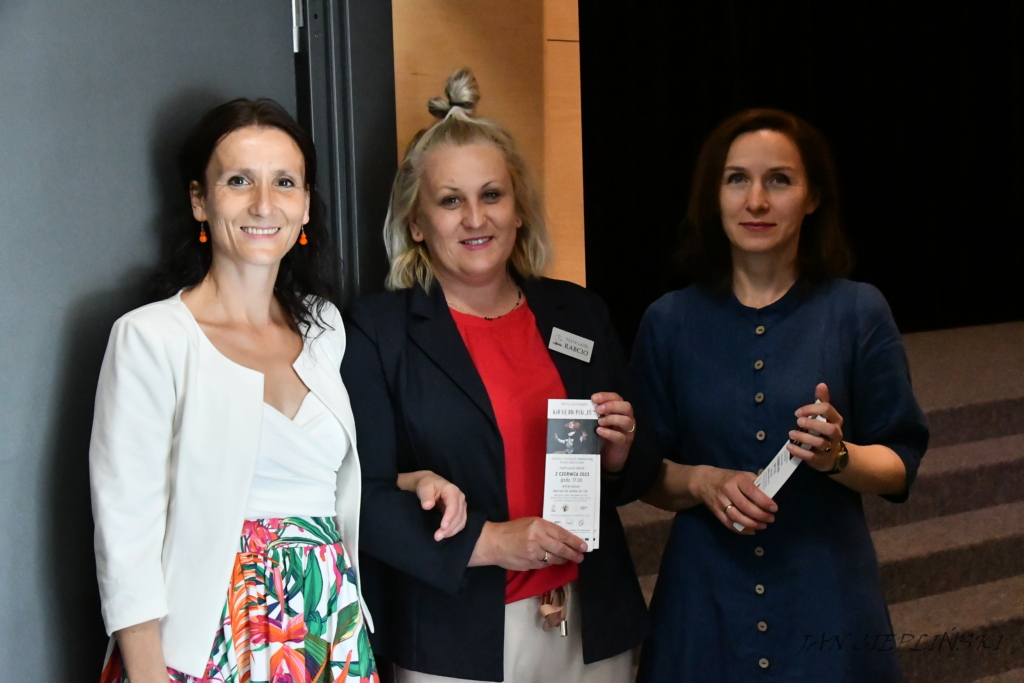 Przy wejściu na salę: Krystyna Kachel - kierownik artystyczna, pani Magda - pracowniczka teatru i Anna Czapnik-Wójcik z Fundacji Kinematograf.