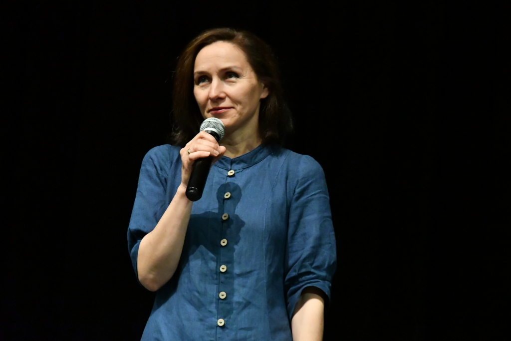 Anna Czapnik-Wójcik z Fundacji Kinematograf z mikrofonem - wita widzów przed spektaklem.