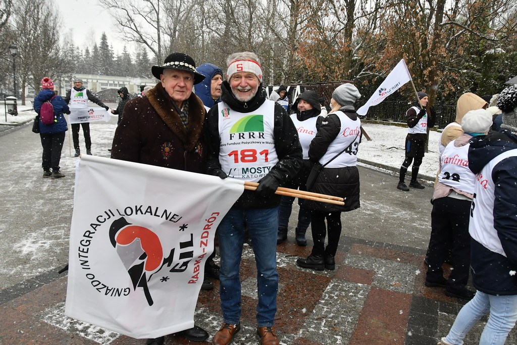 Uczestnicy biegu ze sztandarem: Gniazdo Integracji Lokalnej.