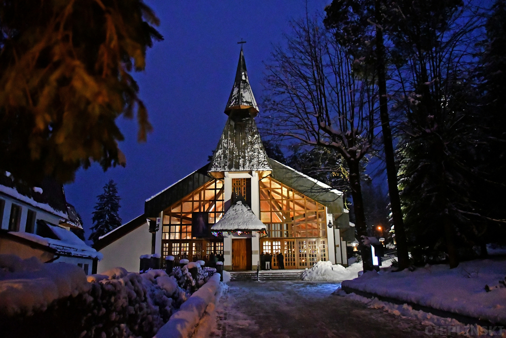 Oświetlony front kościoła wieczorną porą.