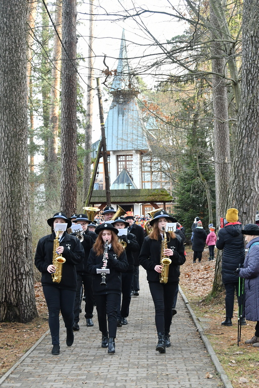 Orkiestra dęta gra maszerując.