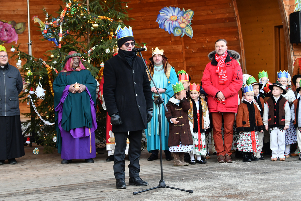 Burmistrz Rabki-Zdroju przemawia do uczestników orszaku.